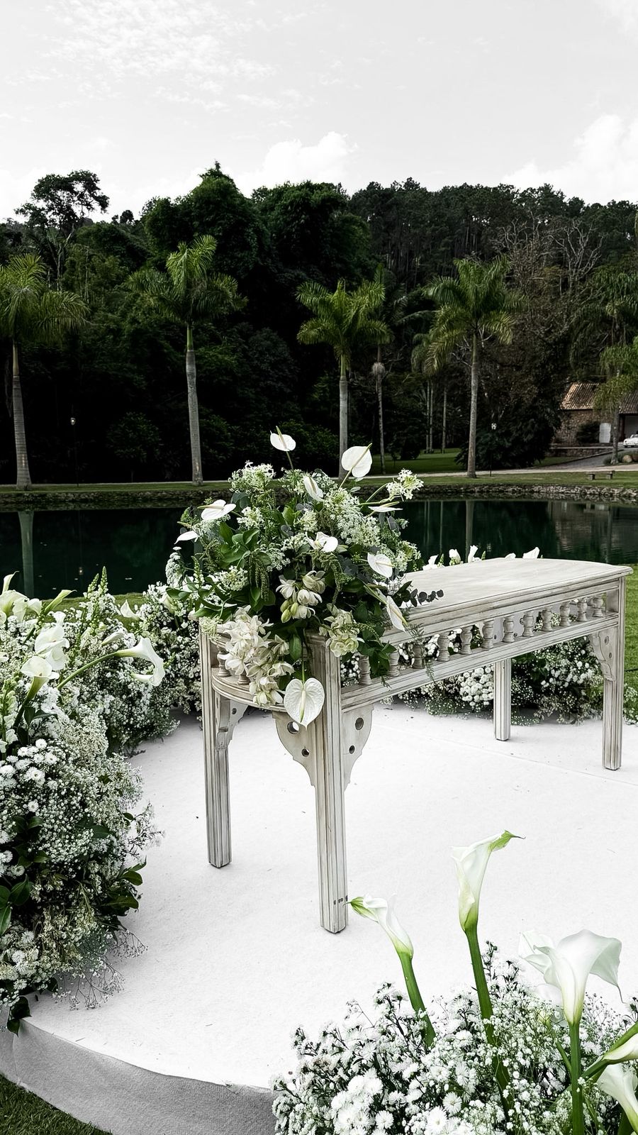 Aparador com arranjo floral e antúrios